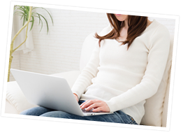 パソコンを触っている女性の写真